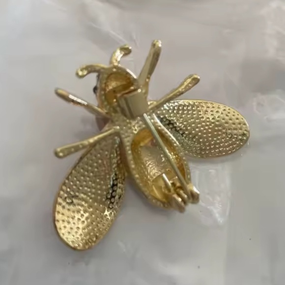 Crystal Pearl Bee Brooch Pin – Luxury Gold Insect Design - Picture 9 of 14